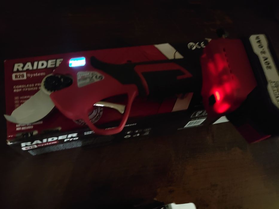 Лозарска акумулаторна ножица Raider