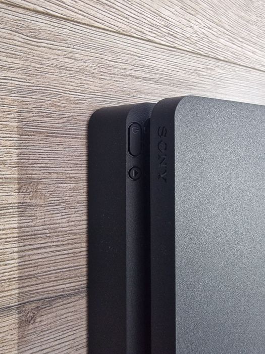 Vând PS4 Slim 500 GB