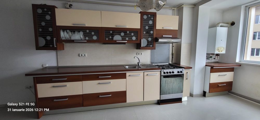 Vand mobila bucatarie cu masa