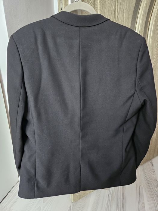 Vând costum de bărbați negru nr 48 . Made în Romània.