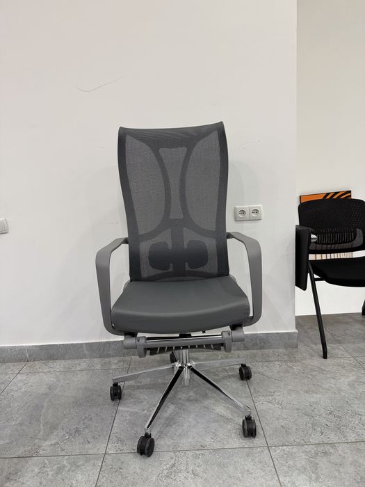 Кресло для офиса и первой рук