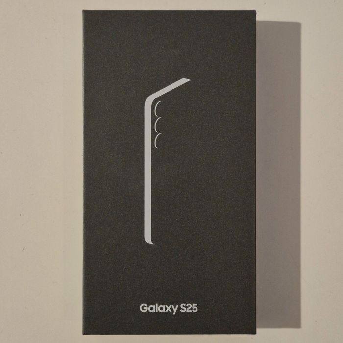 Samsung S25 (256 GB), черен, чисто нов с 2 г. гаранция