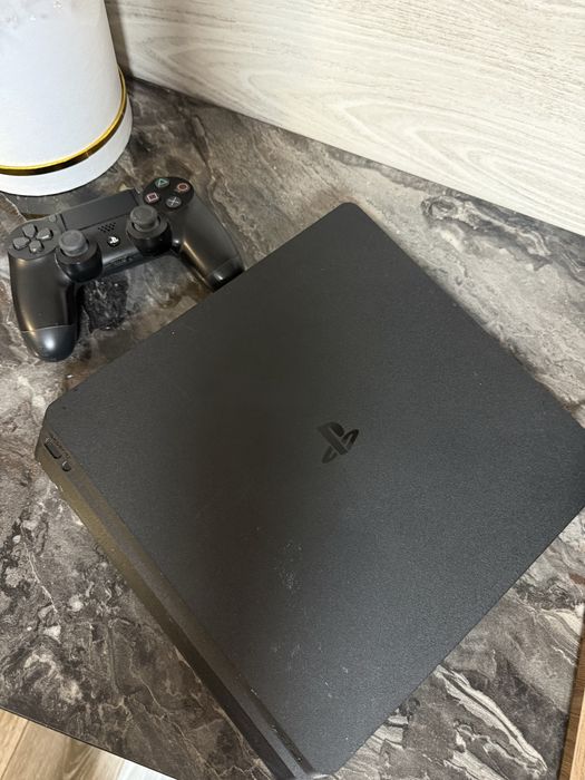 Продавам PlayStation 4 Pro + 8 игри в отлично състояние!