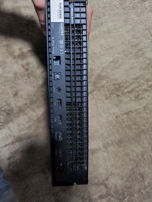 Vând Xbox one X 1tb 1 controller