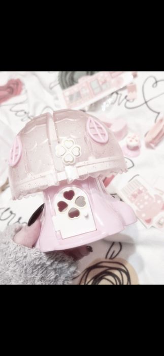 Игрушечный домик с кошечками