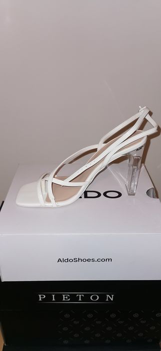 Sandale cu toc transparent