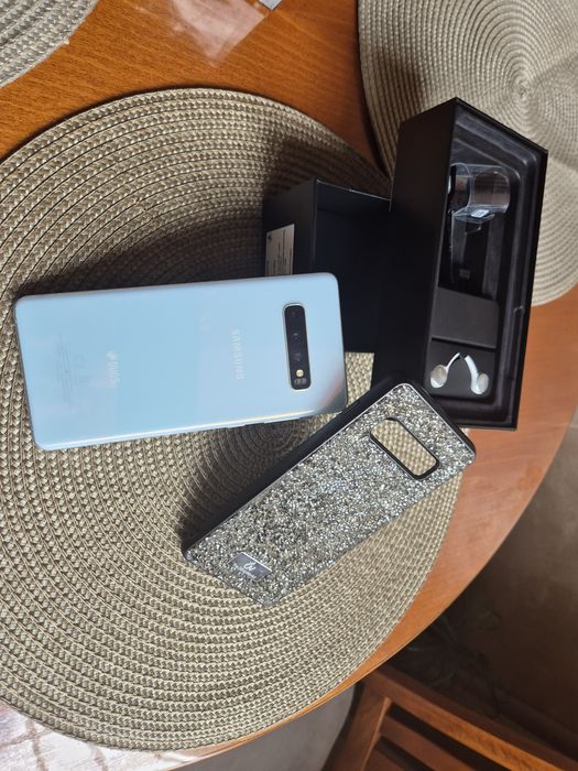 Телефон Samsung galaxy S10+