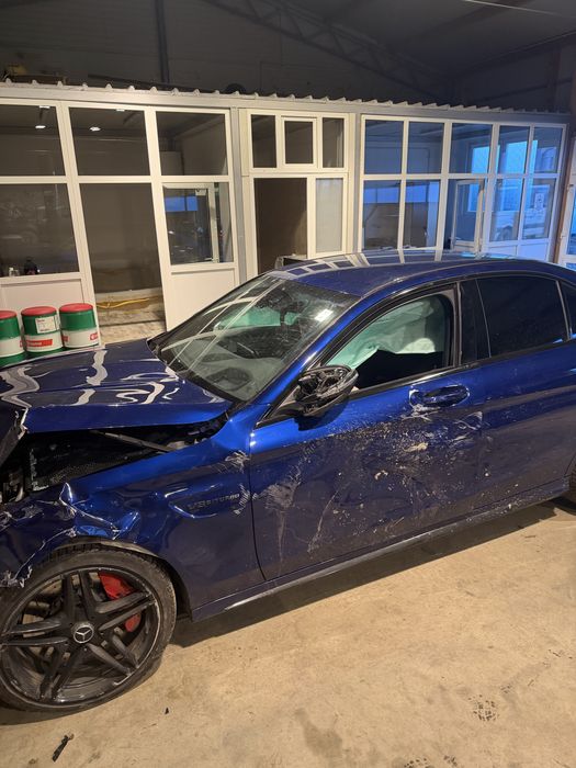 Vand Mercedes c 6.3S amg avariat