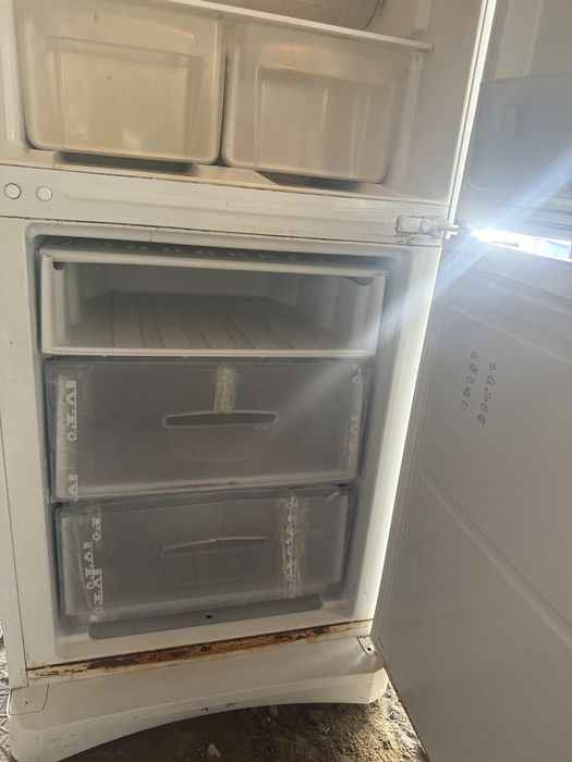 Продам холодильник Indesit