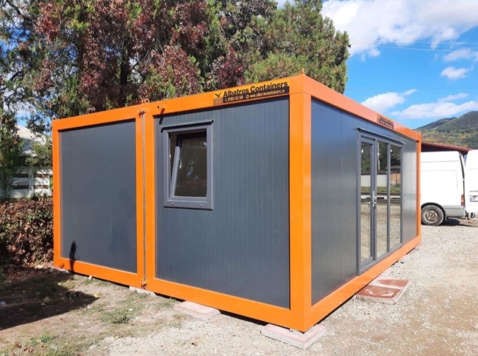 Case din panouri senwici și structura metalica