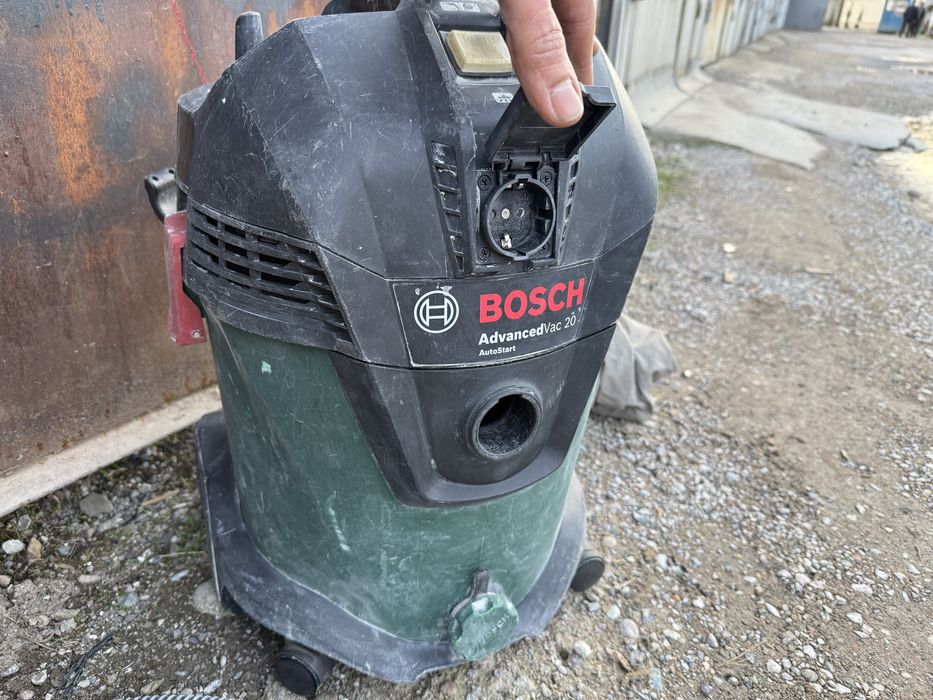 * BOSCH VAC 20 с розеткой пылесос для бытовых и стоительных работ