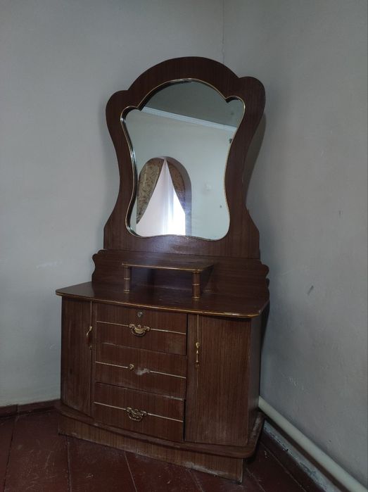 Ishlatilgan yotoqxona mebellari sotiladi