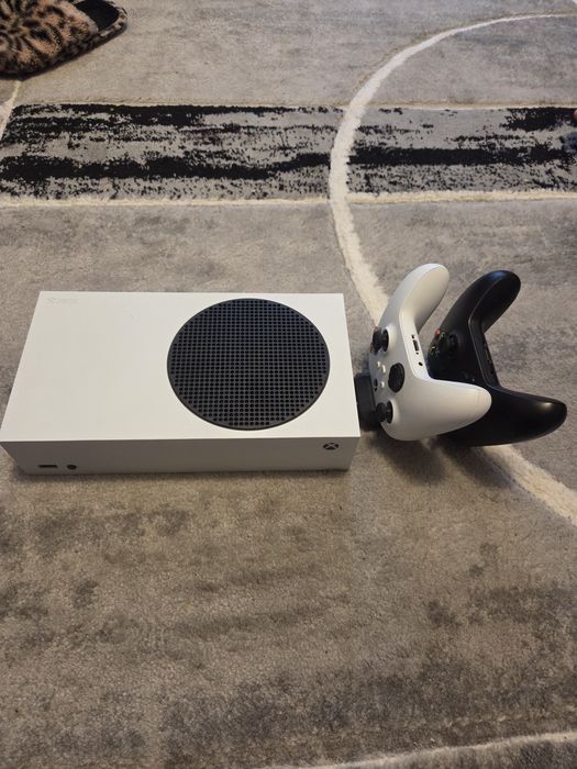 Xbox Series S + 2 controllere