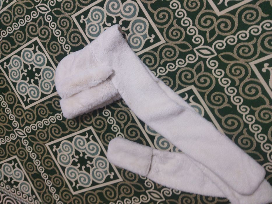 Шапка, шарф, варешки всё в одном. 3в 1