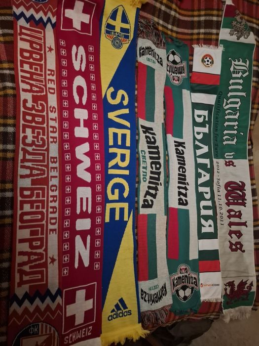 Продавам много футболни шалове