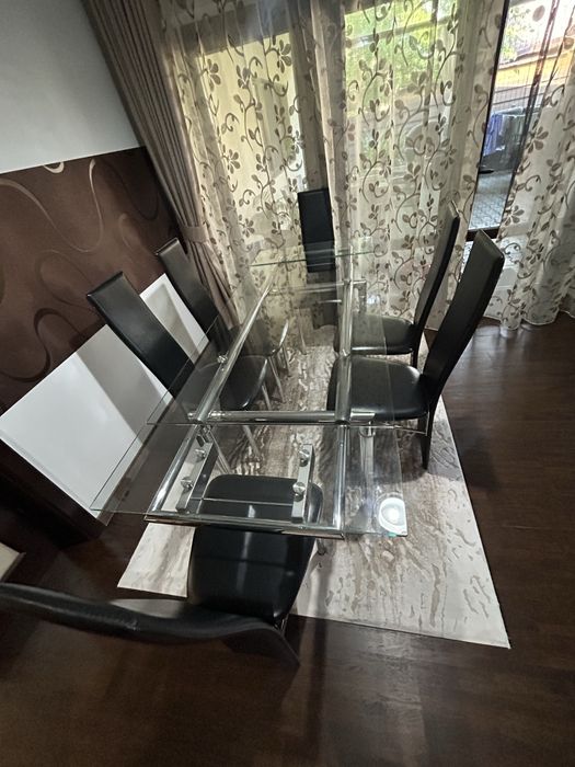 Vând set dining sticla securizată, extensibilă de la 150 × 80 cm la 210 × 80 cm, împreună cu 6 scaune din piele ecologică neagră.