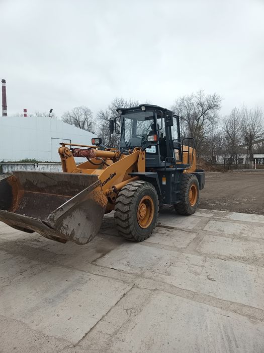 Продам фронтальный погрузчик.
