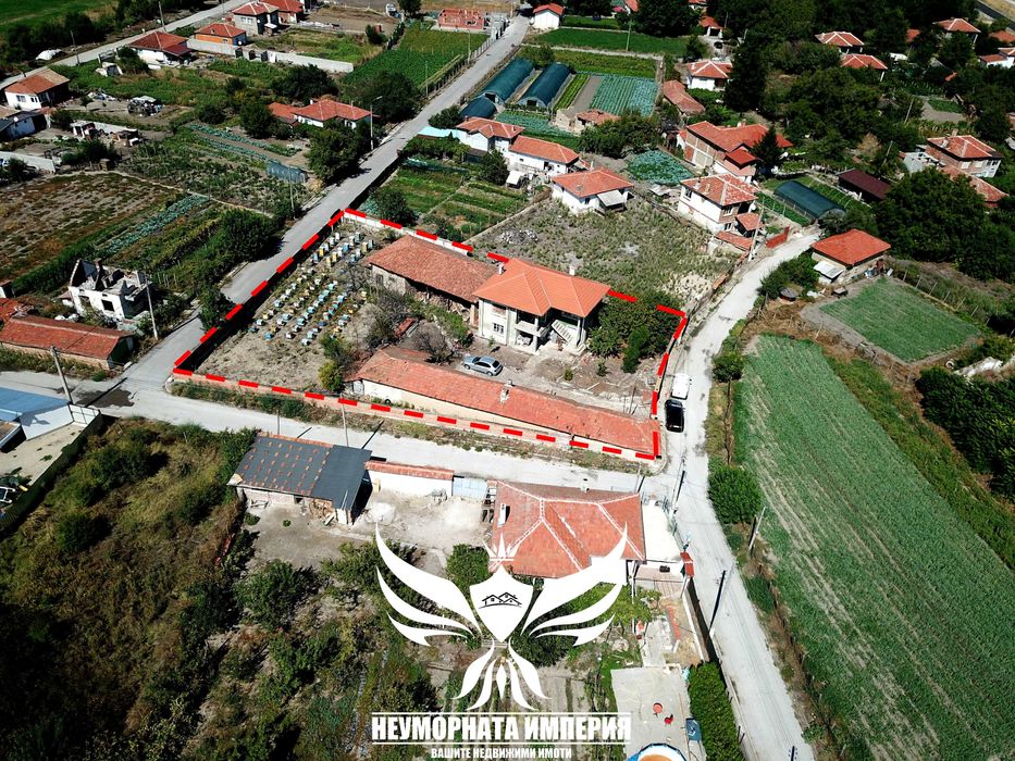 Продавам двуетажна къща с постройки 320РЗП с 1600кв двор село Ахматово