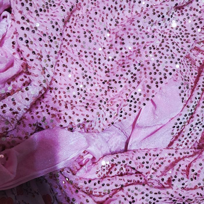 Material elegant cu paiete și mărgele – ideal pentru ținute de ocazie