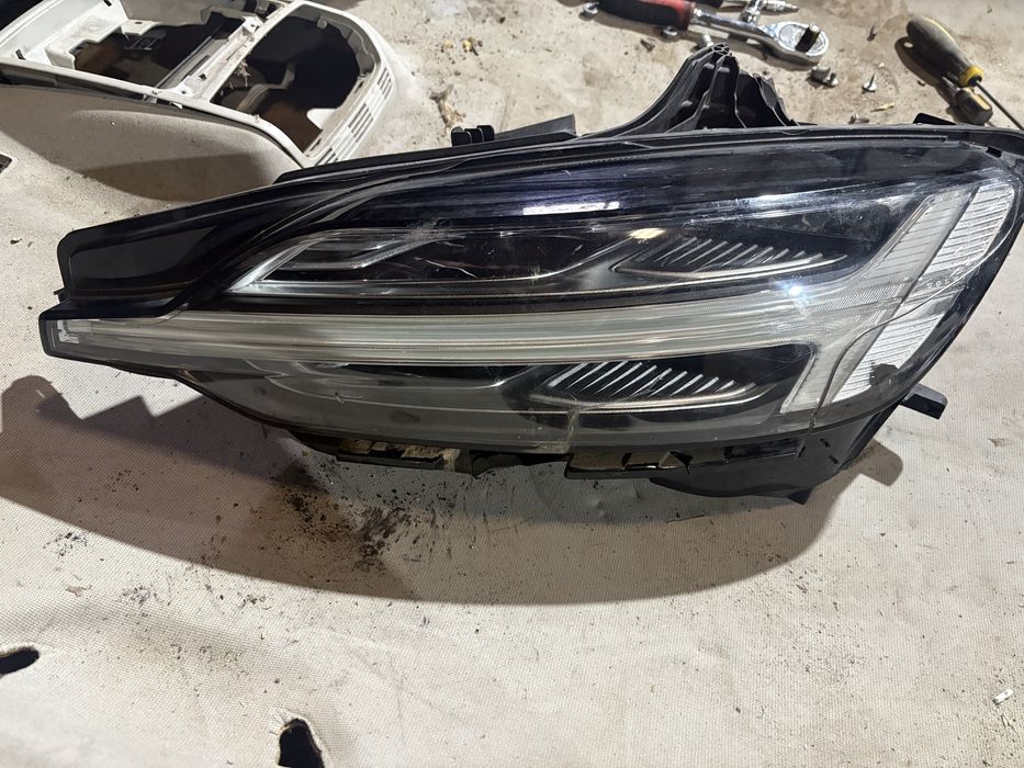 Volvo V60 2018 година Ляв Лед Фар Led