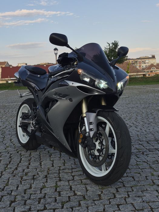 Yamaha R1-RN12 .