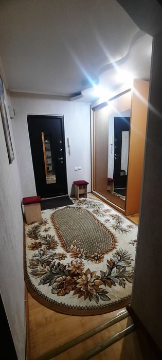 Сдам ДЕВУШКЕ комнату с подселением в центре