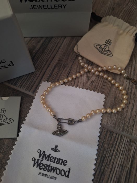 VW pearls necklace