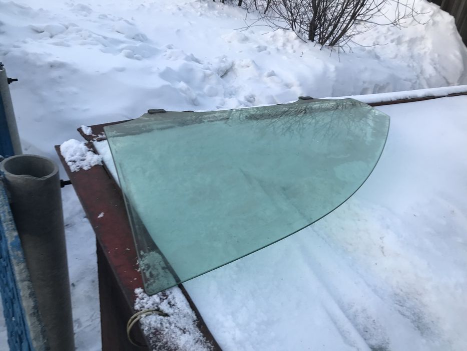 Продам переднее левое стекло на камри 40-45