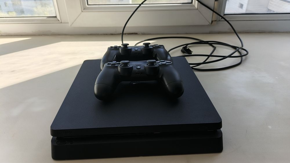 Продам PS4slim все шнуры на месте