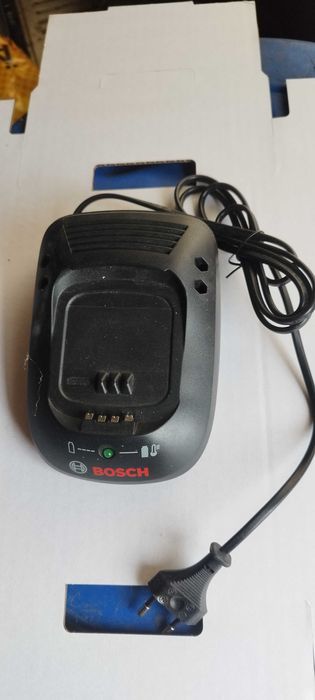 Vând încărcător filetantă bosch