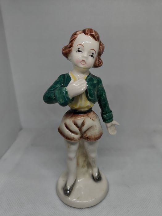 Статуэтка фарфор мальчик