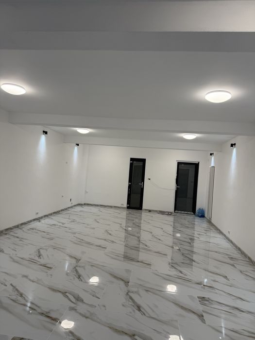 Spațiu comercial 80 mp – central, vitrină mare, prima închiriere