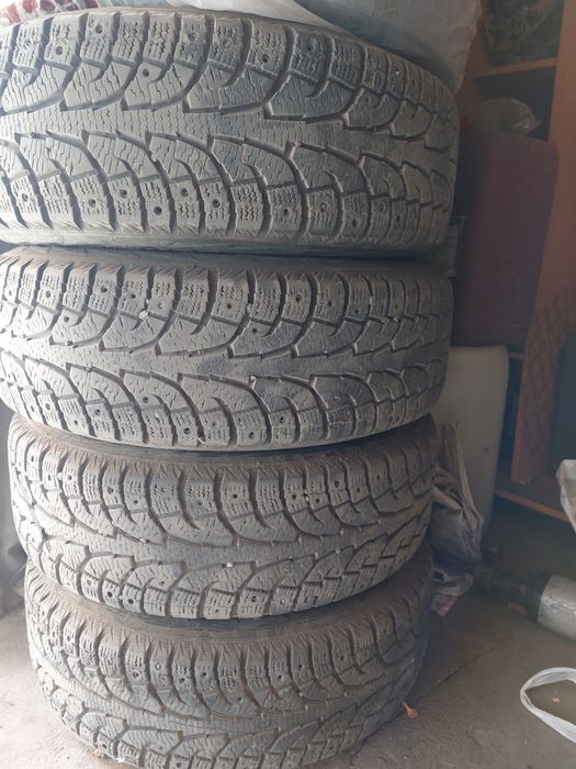 Шины зимние б/у 215/65 R16