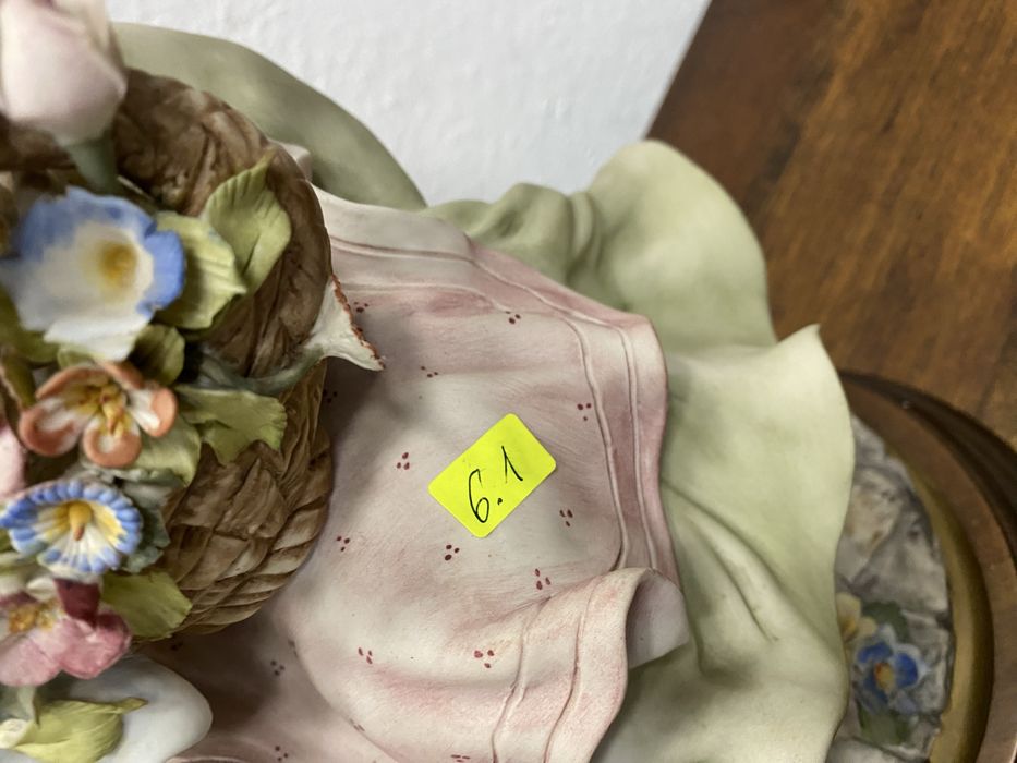 Винтидж Capodimonte фигура с кош цветя, Италия