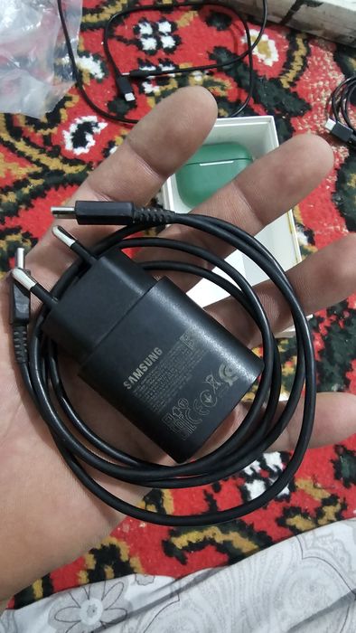 Samsung quvatlagich kabeli bilan birga