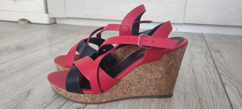 Дамски сандали на платформа