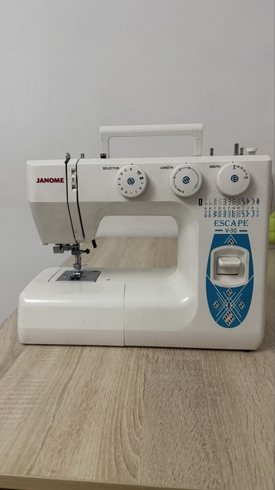 Швейная машина Janome Escape V-30