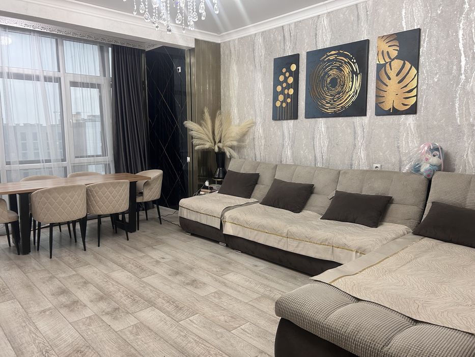 Диван,  угловой,  размер / ширина 3,70  подходит для гостиной комнаты.