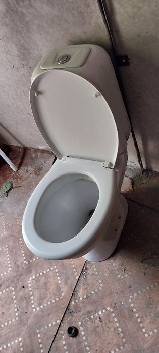 Продам унитаз в рабочем состояние.