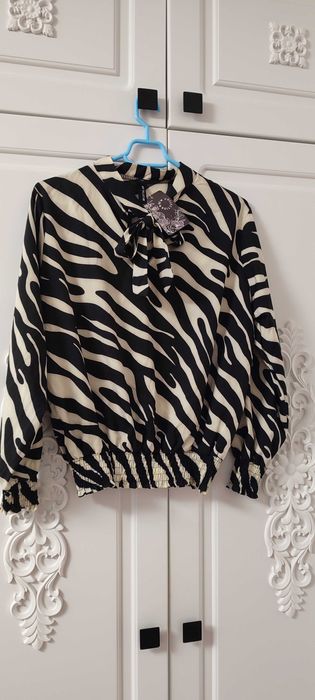 Bluză elegantă, nouă cu etichetă, talia S-M