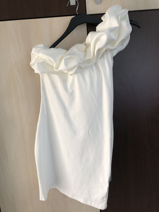 rochie alba cu volanase