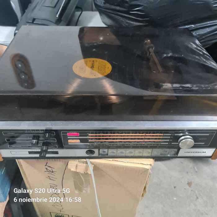 Radio pikap Universum ani 80 impecabil