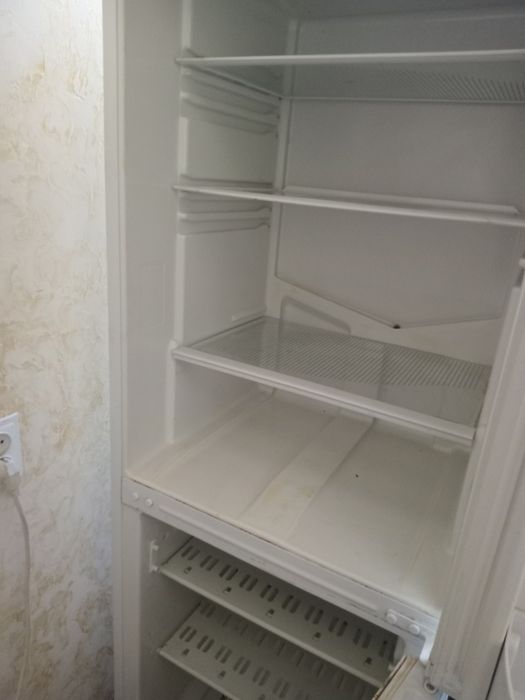 Продается холодильник фриона нету.