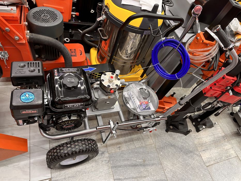 Краскораспылитель безвоздушный бензиновый разметочный для полосы