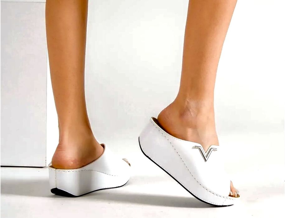 Анатомични нови бели чехли