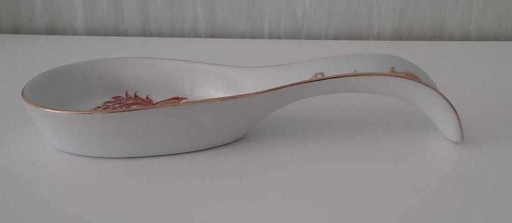 Средни и малки порцеланови фигурки от различни държави