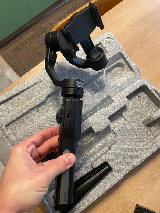 Zhiyun Smooth 4 – PERFECT pentru filmări stabile!