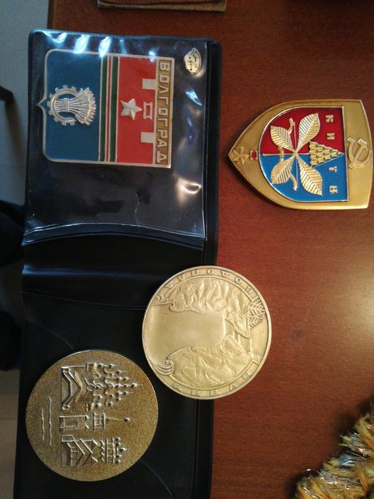 Продавам юбилейни и спортни знаменца и значки