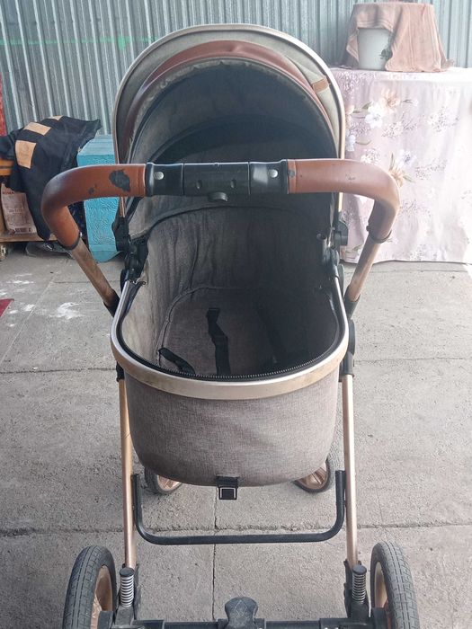 Коляска в хорошем состояния бысто надо продать