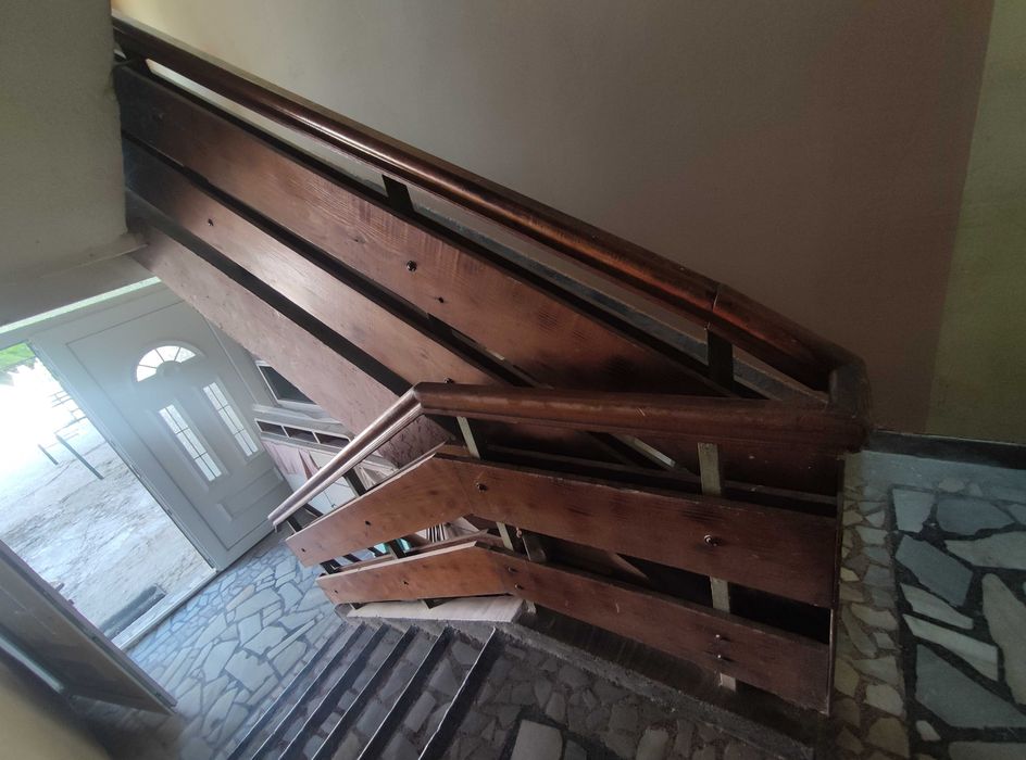 Продават се първи и трети етаж от къща